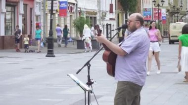 Bolshaya Pokrovskaya Caddesi 'ndeki sokak müzisyeni.