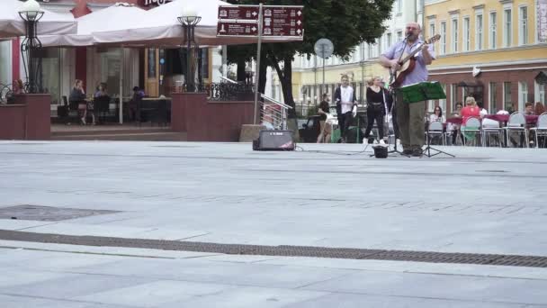 Muzyk uliczny na ulicy Bolshaya Pokrovskaya — Wideo stockowe