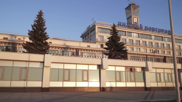 Vista de la estación del río Nizhny Novgorod desde el Volga Embankment — Vídeos de Stock