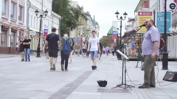 Gatumusiker på Bolshaya Pokrovskaja street — Stockvideo