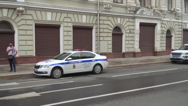 Una fila de coches de policía cerca de la Administración Presidencial — Vídeo de stock