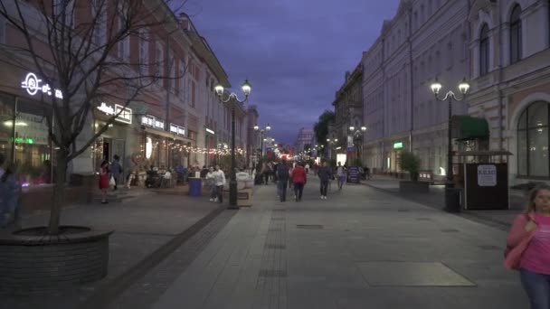 Bolshaya Pokrovskaya calle por la noche — Vídeo de stock