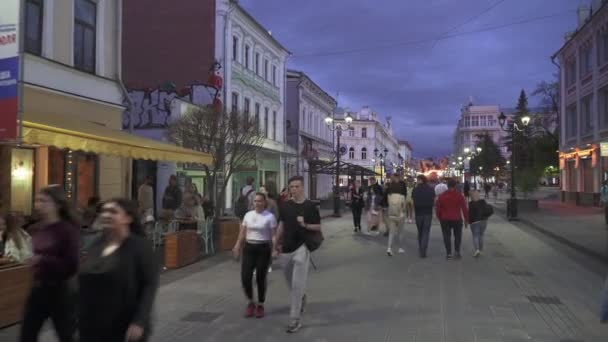 Bolshaya Pokrovskaya ulicy wieczorem — Wideo stockowe