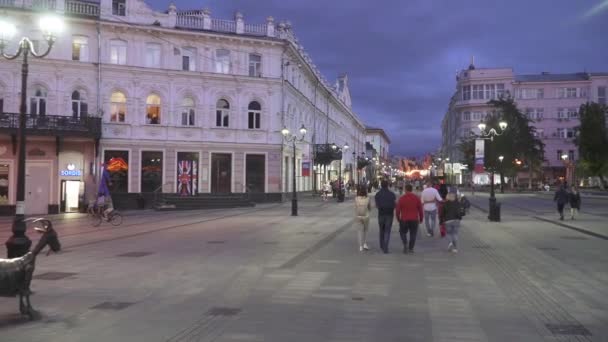 Bolshaya Pokrovskaya calle por la noche — Vídeos de Stock