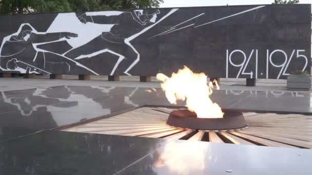 De gedenkmuur en de eeuwige vlam op het grondgebied van het Nizjni Novgorod Kremlin in de avond — Stockvideo