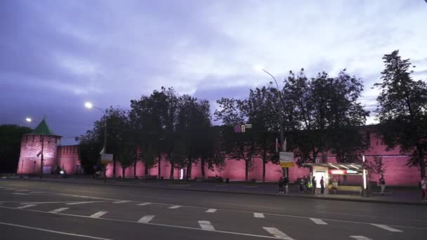 Vista del Kremlin de Nizhny Novgorod desde el lado de la ciudad por la noche — Vídeo de stock