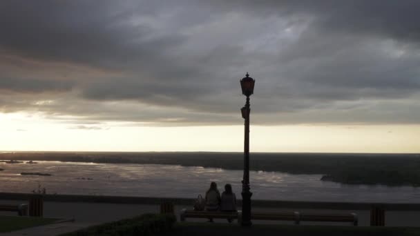 Vista del Volga y el terraplén por la noche — Vídeo de stock