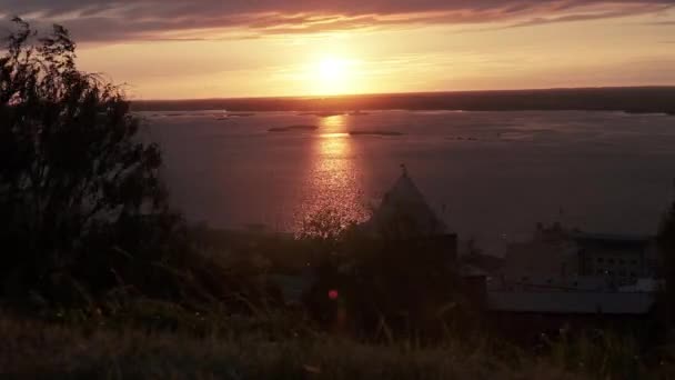 Uitzicht op de Wolga en de dijk in de avond — Stockvideo