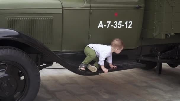 Een jongen speelt militair. — Stockvideo