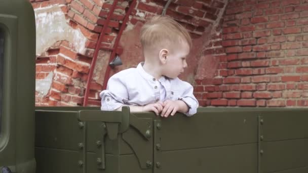 Ένα αγόρι παίζει στρατιωτικό. — Αρχείο Βίντεο