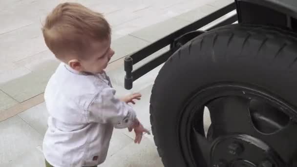 Мальчик крутит колесо — стоковое видео