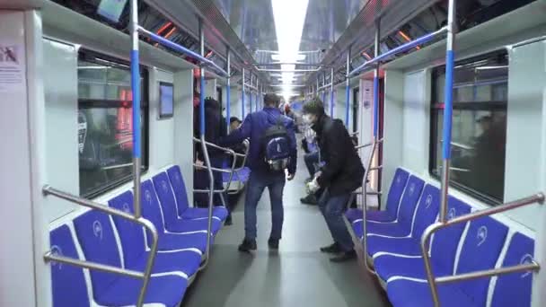 Pasajeros en la estación de metro — Vídeos de Stock