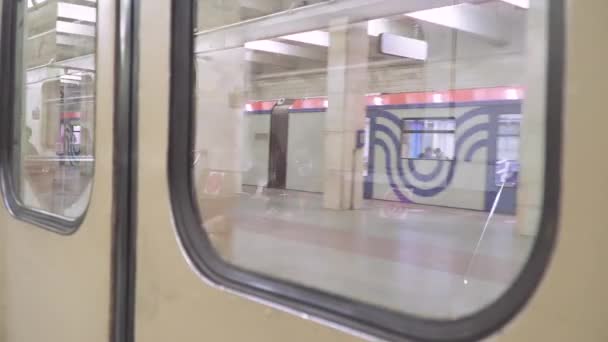 Pasajeros en la estación de metro de Nueva Cheryomushki — Vídeo de stock