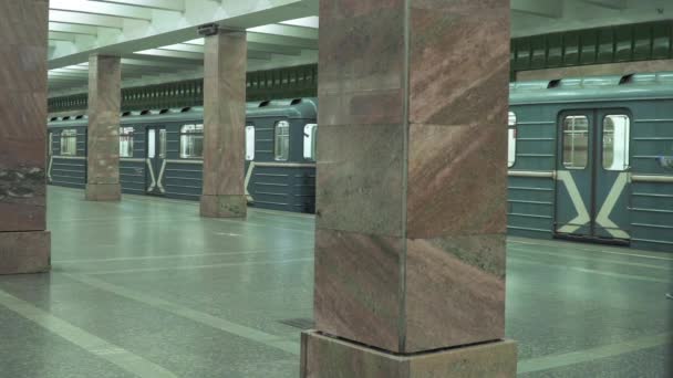 Cestující na stanici metra Novoyasenevskaya — Stock video