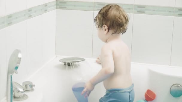 Boy child bathes in bath — Stock Video