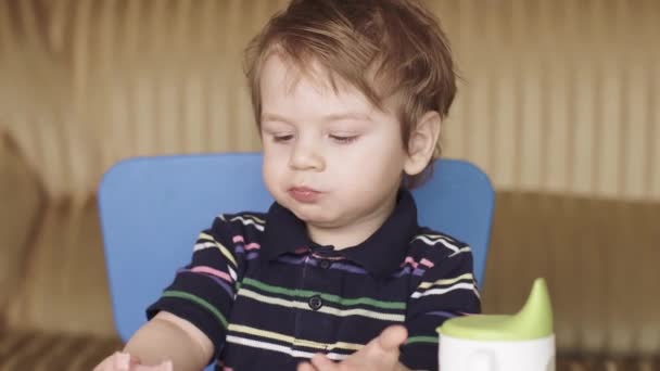 Boy child drinks water and eats — Stock Video