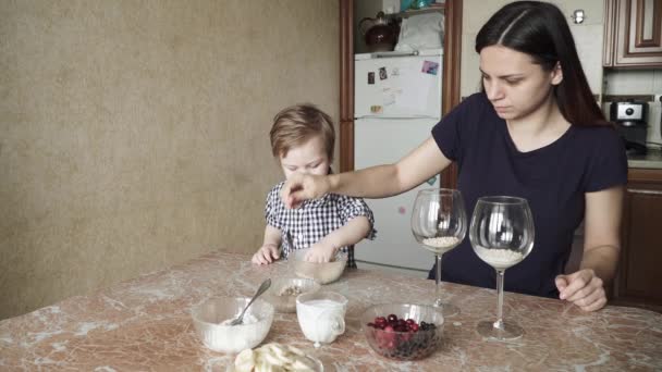 Pojkbarn hjälper mamma i förberedelserna — Stockvideo