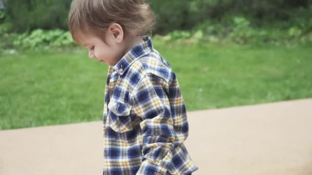 Niño saltando en un trampolín — Vídeos de Stock