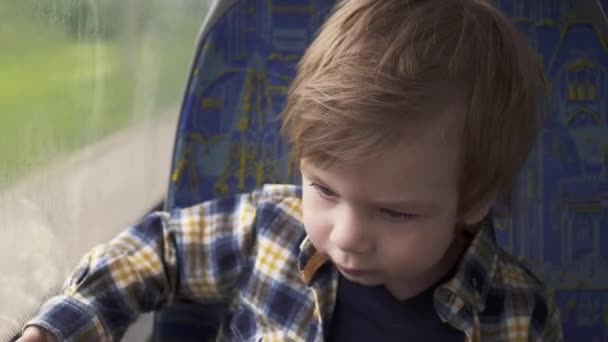 Garçon assis dans le bus — Video