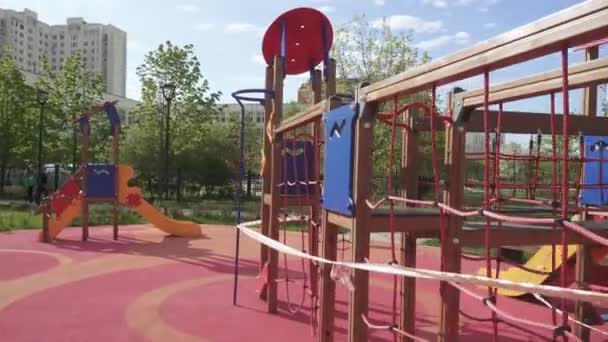 Parque infantil cerrado con cuarentena — Vídeos de Stock