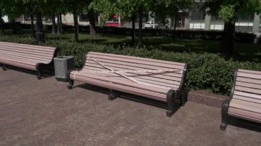 Park bankları kapalı.