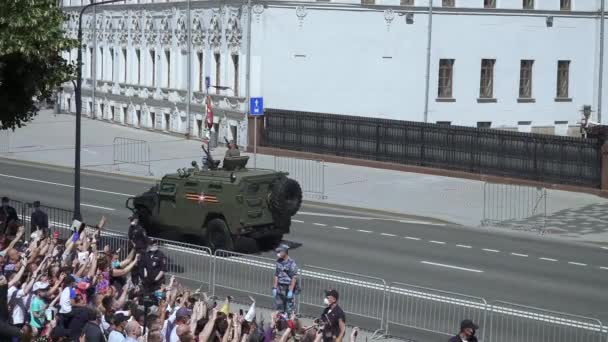 Espectadores y equipo militar viajando desde el desfile — Vídeos de Stock