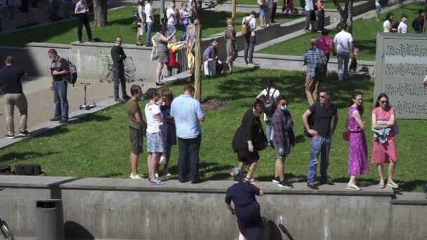 Toeschouwers wachten op de parade — Stockvideo