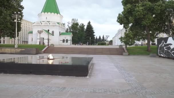 The memorial wall and the eternal flame on the territory of the Nizhny Novgorod Kremlin in the evening — Stock Video