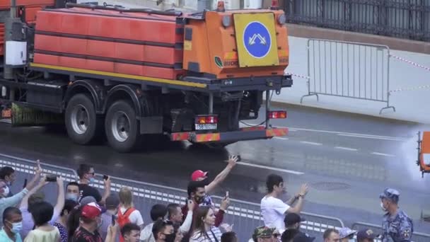 Wasmachines na militaire uitrusting reizen tijdens de parade — Stockvideo