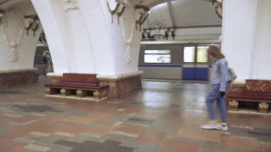 Metro lobisindeki yolcular.