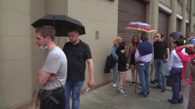 Eylemciler resepsiyona dilekçe sunuyorlar