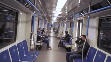 Metro istasyonundaki yolcular