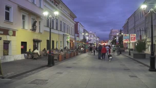 Bolsjaja Pokrovskaya Street in de avond — Stockvideo