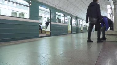 Metro istasyonu Sportivnaya yolcuları