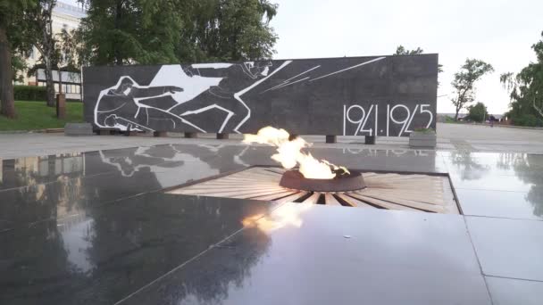 The memorial wall and the eternal flame on the territory of the Nizhny Novgorod Kremlin in the evening — Stock Video