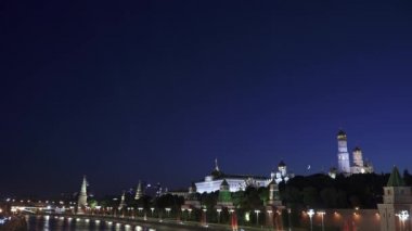 Arka planda spot ışıkları