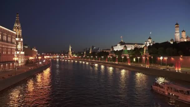 Vista de la noche Kremlin de Moscú — Vídeo de stock