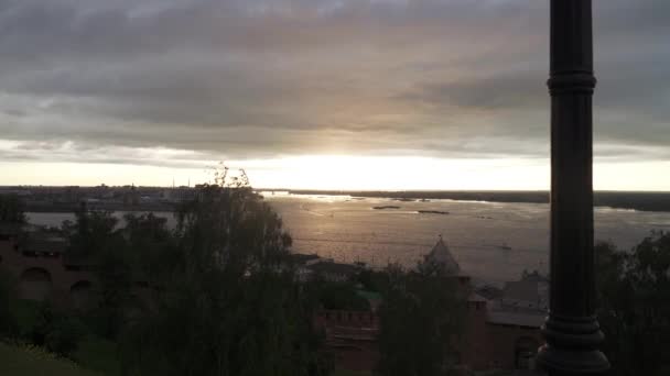 Vue sur la Volga et le remblai le soir — Video