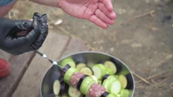 Cozinhar kebab lula ao ar livre — Vídeo de Stock