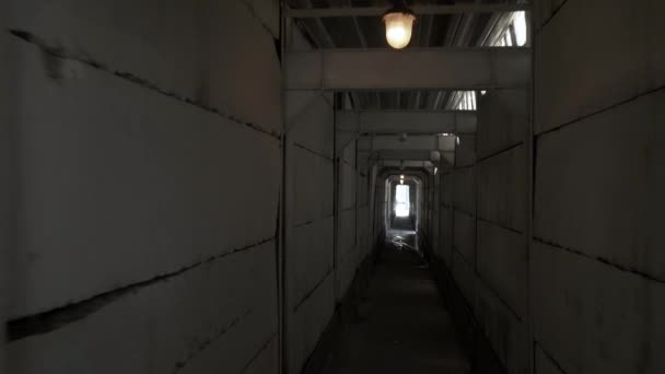 Пешеходный тоннель для безопасности — стоковое видео