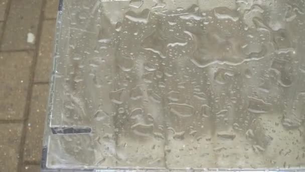 Cadeiras transparentes com gotas de chuva — Vídeo de Stock