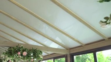 Tahtanın altında çiçek çelenkleri