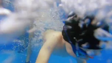 Bebek havuzundaki çocuk