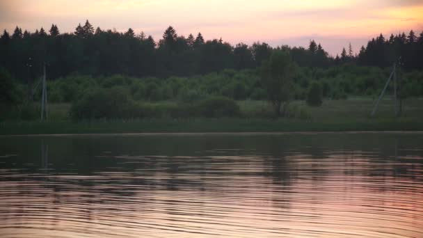 Закат на маленьком озере — стоковое видео