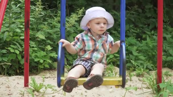 Chlapec jede na houpačce — Stock video
