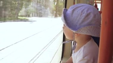 Tramvaya binen bir çocuk