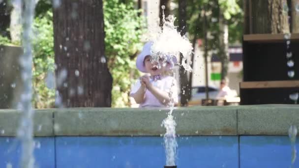 Garçon près de la fontaine — Video