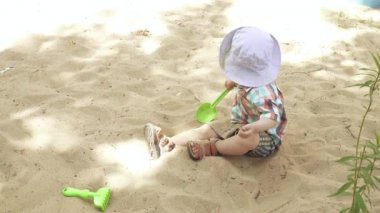 Çocuk salıncakta sallanıyor