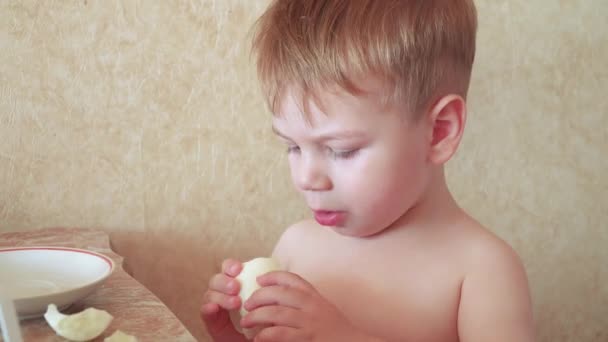 Niño comiendo huevo de pollo — Vídeos de Stock