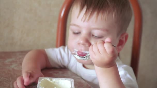 Menino comendo queijo cottage — Vídeo de Stock